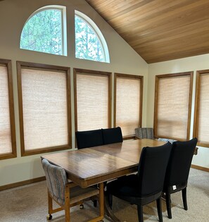Dining - Hot tub, Pet friendly, directly across from GM Rec Center (Black Butte Ranch)