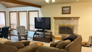 A living room with a fireplace, a television, and two sofas. - Hot tub, Pet friendly, directly across from GM Rec Center (Black Butte Ranch)