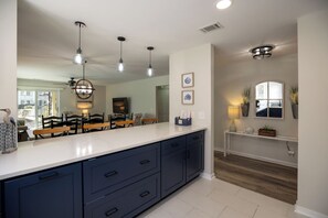 Interior - 25 Springwood: First Floor, 1 Level, Walk to Beach (Hilton Head Island)