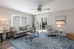 Smart TV - 25 Springwood: First Floor, 1 Level, Walk to Beach (Hilton Head Island)