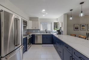 Fridge, microwave, oven, stovetop - 25 Springwood: First Floor, 1 Level, Walk to Beach (Hilton Head Island)