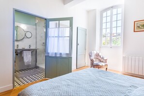 5 Schlafzimmer, BĂŒgeleisen/BĂŒgelbrett, kostenloses WLAN, BettwĂ€sche