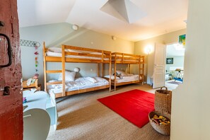 5 bedrooms, iron/ironing board, free WiFi, bed sheets