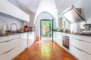 Refrigerador, microondas, horno, lavavajillas