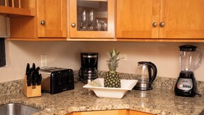 Wasserkocher mit Kaffee-/Teezubehör, Kühlschrank, Mikrowelle, Ofen