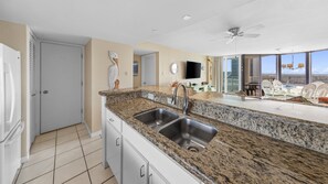 Fridge, microwave, oven, stovetop - Saida Royale 9145 a Blue Ocean Oasis (South Padre Island)