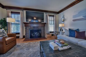 スマートテレビ、暖炉、書庫