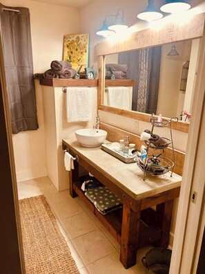 Secador de pelo, toallas, jabón, shampoo