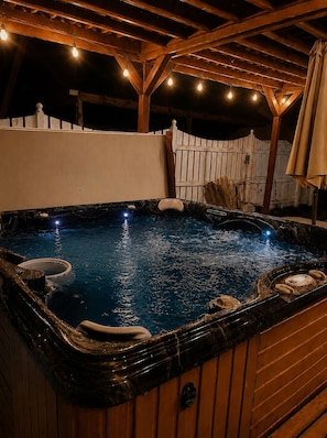 Outdoor spa tub - "Milam Mill Haus” : 1925 Historic German home “Large Hot Tub”. (Fredericksburg)