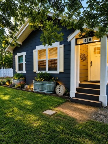 "Milam Mill Haus” :  1925 Historic German home “Large Hot Tub”.