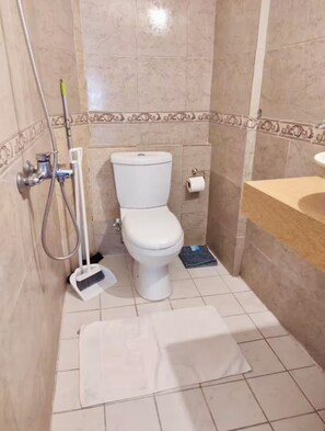 Bidet, towels
