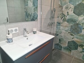 Dusche, Haartrockner, Handtücher, Seife