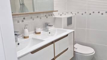 Douche, sĂšche-cheveux, serviettes fournies, savon