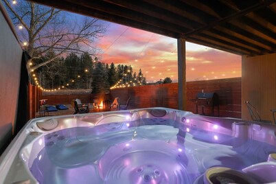 Hot Tub Hideout | Private + Downtown Access