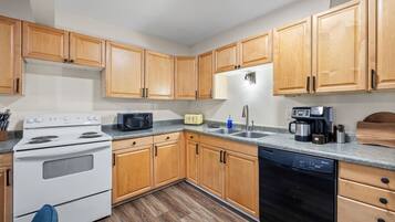 Een koelkast, een magnetron, een oven, een kookplaat