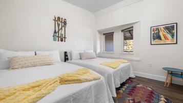 Travel crib, free WiFi, bed sheets