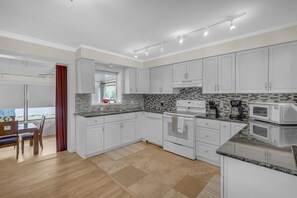 House, 3 Bedrooms | Private kitchen