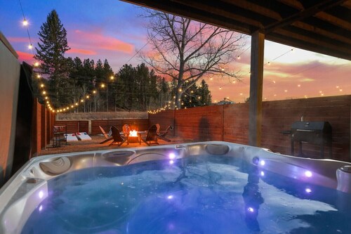 Fireside Grove | Downtown Stay w/ Hot Tub
