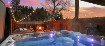Fireside Grove | Downtown Stay w/ Hot Tub