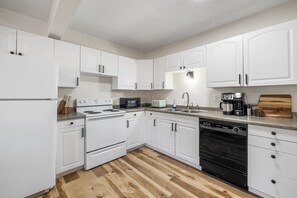 Réfrigérateur, micro-ondes, plaque de cuisson, cafetière/bouilloire
