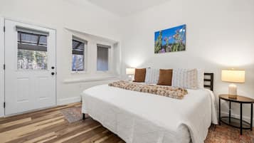 Travel crib, free WiFi, bed sheets