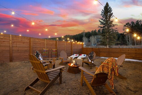 Fireside Grove | Downtown Stay w/ Hot Tub