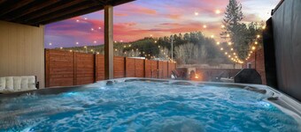Buffalo Ridge: Hot Tub + Walk to Downtown