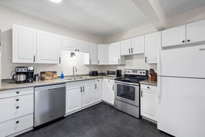 Refrigerador, microondas, parrilla de estufa y cafetera y tetera 