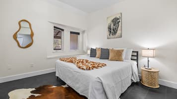 Travel crib, free WiFi, bed sheets