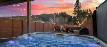 Buffalo Ridge | Hot Tub + Walk to Downtown