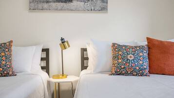 Travel crib, free WiFi, bed sheets