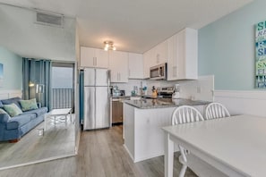 Condo, 1 quarto | Cozinha privada | Geladeira, fogão, cafeteira/chaleira