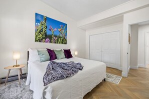 Cuna de viaje, wifi gratis y ropa de cama 