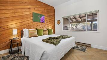 Travel crib, free WiFi, bed sheets