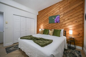 Travel cot, free WiFi, bed sheets