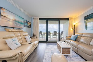 Condo, 2 quartos | Área de estar