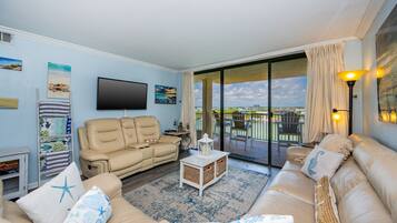 Condo, 2 Bedrooms | Living area