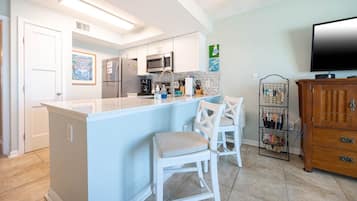 Condo, 1 Bedroom | Private kitchen | Fridge, oven, coffee/tea maker