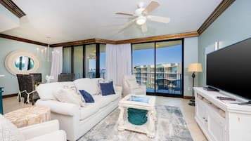 Condo, 2 quartos | Área de estar