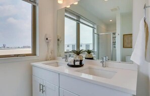 Hair dryer, towels, soap, toilet paper - 2026 3-bedroom townhome in charming Philadelphia with AC, WiFi (Philadelphia)