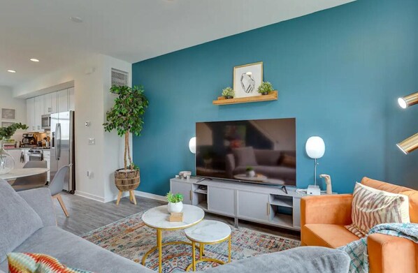 TV - 2026 3-bedroom townhome in charming Philadelphia with AC, WiFi (Philadelphia)