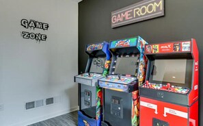Games room - 2026 3-bedroom townhome in charming Philadelphia with AC, WiFi (Philadelphia)
