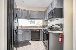 Kylskåp, mikrovågsugn, ugn och spishäll