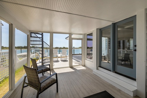 NEWLY RENOVATED Sound Front Home with Dock in Downtown Beaufort, NC (Creek Watch)