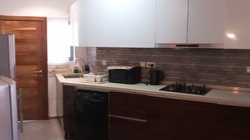 KĂŒhlschrank, Mikrowelle, Ofen, Wasserkocher