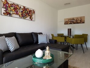 Een smart-tv en boeken