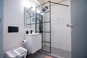 مجففات شعر، مناشف، صابون، ورق حمّام