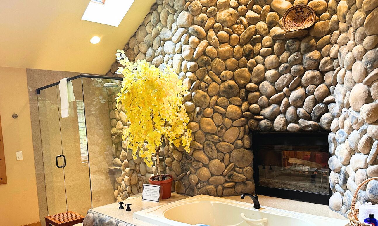 Shower, jetted bath, hair dryer, towels