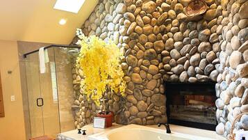 Shower, jetted bath, hair dryer, towels