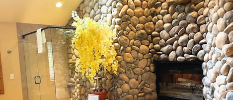 Regadera, tina de hidromasaje, secadora de cabello, toallas